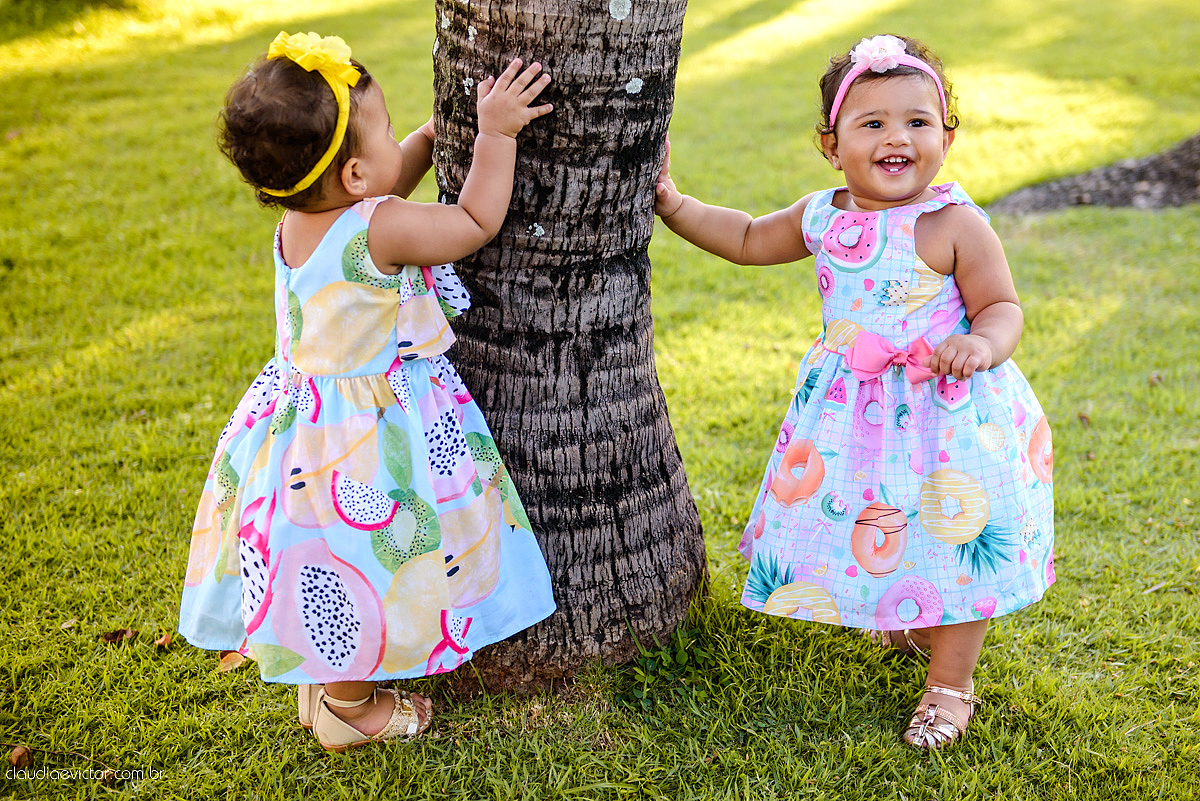 ensaio infantil smash the cake com irmãs gêmeas por do sol fotografado por fotógrafos de casamento de vila velha fotógrafos de casamento de vitória fotógrafos de casamento de serra espirito santo es na ilha do frade em vitória espirito santo