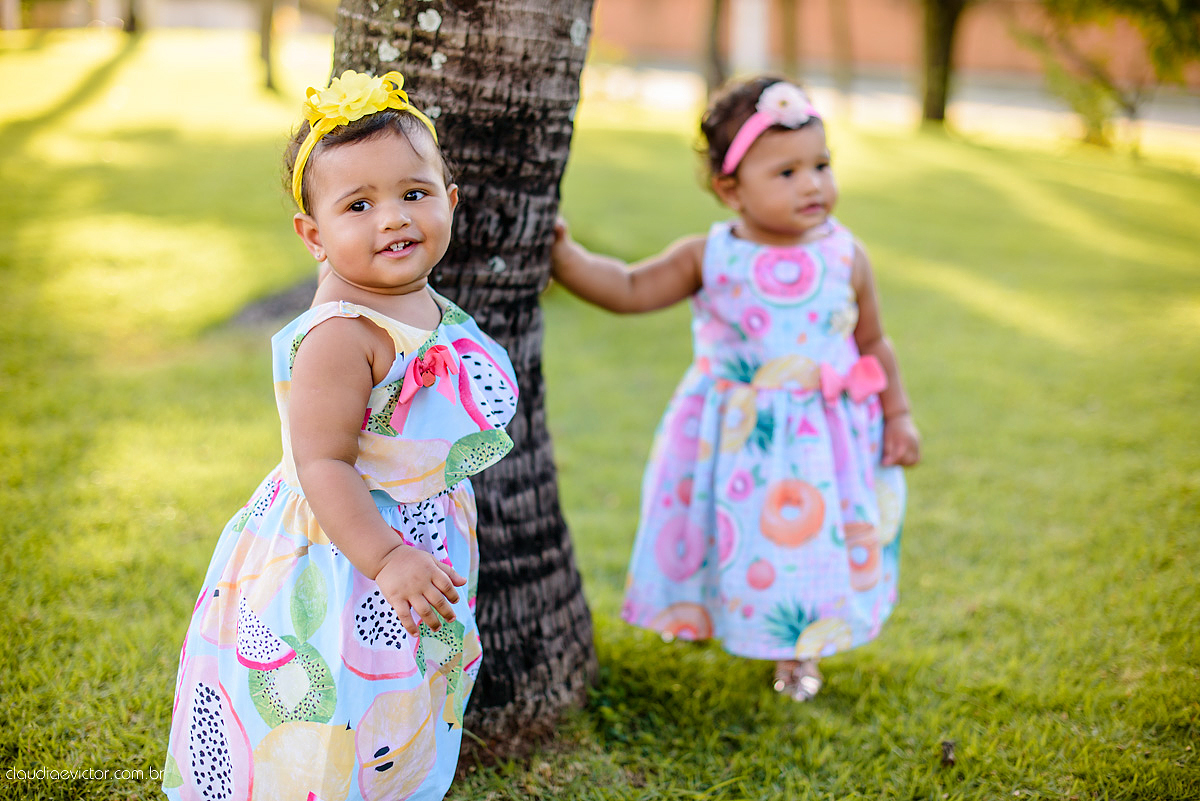 ensaio infantil smash the cake com irmãs gêmeas por do sol fotografado por fotógrafos de casamento de vila velha fotógrafos de casamento de vitória fotógrafos de casamento de serra espirito santo es na ilha do frade em vitória espirito santo
