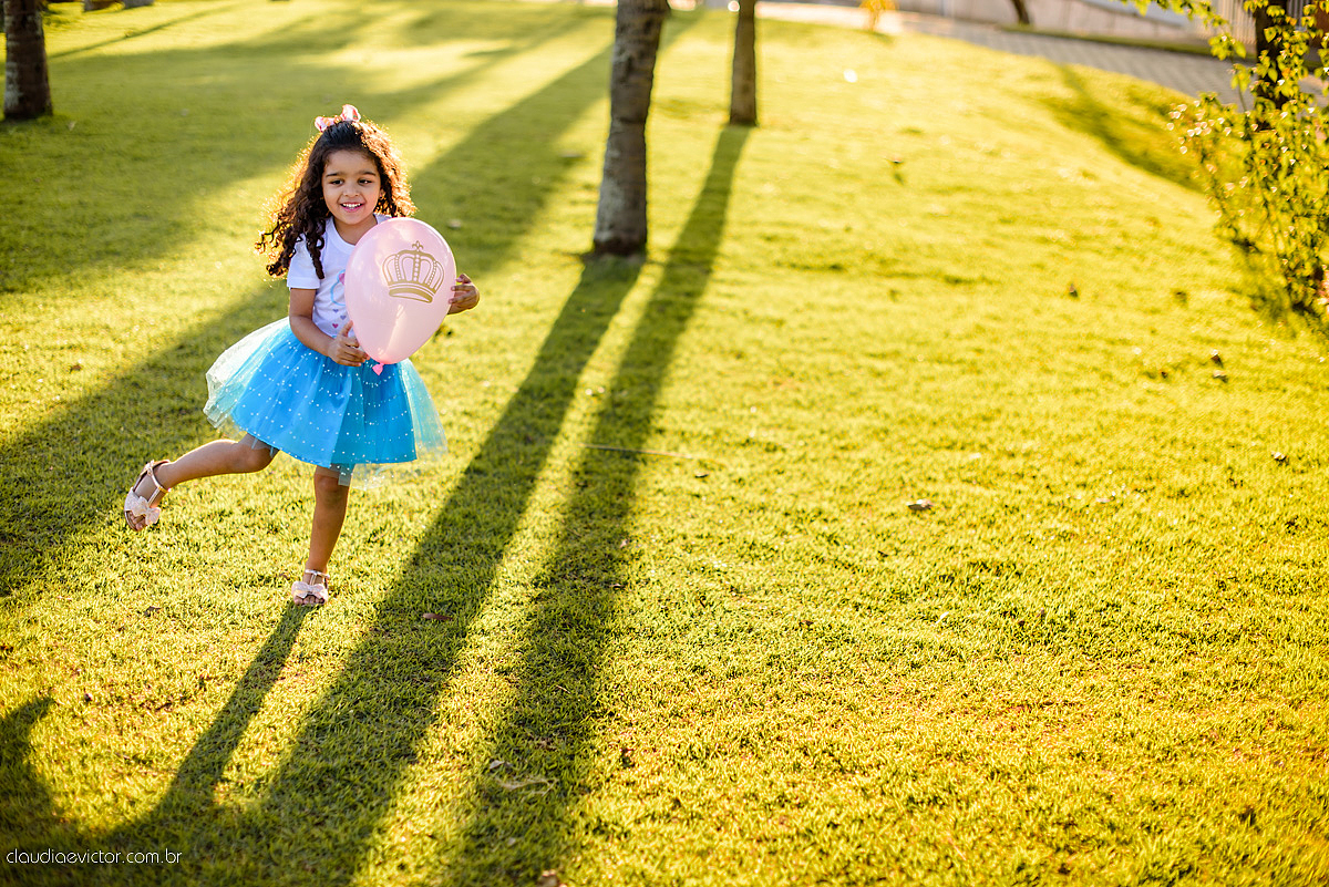 ensaio infantil smash the cake com irmãs gêmeas por do sol fotografado por fotógrafos de casamento de vila velha fotógrafos de casamento de vitória fotógrafos de casamento de serra espirito santo es na ilha do frade em vitória espirito santo