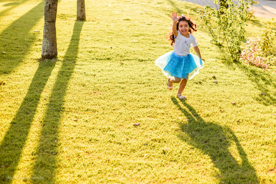 ensaio infantil smash the cake com irmãs gêmeas por do sol fotografado por fotógrafos de casamento de vila velha fotógrafos de casamento de vitória fotógrafos de casamento de serra espirito santo es na ilha do frade em vitória espirito santo