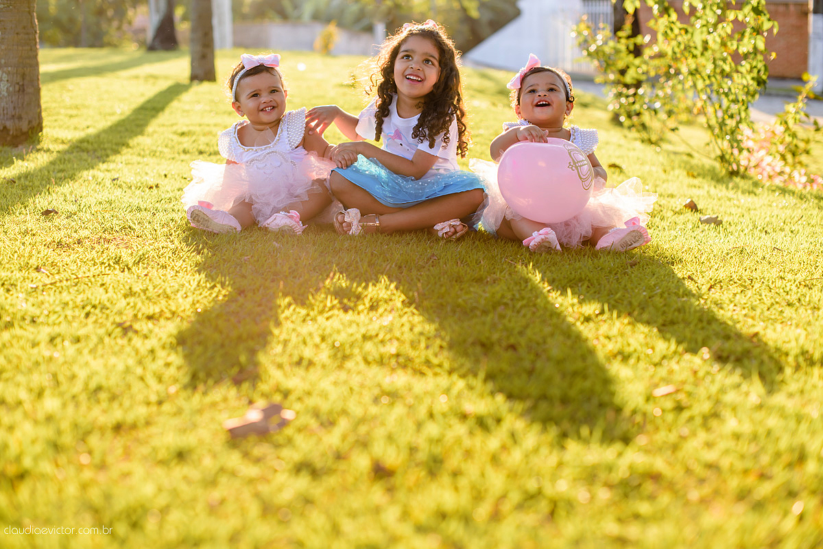 ensaio infantil smash the cake com irmãs gêmeas por do sol fotografado por fotógrafos de casamento de vila velha fotógrafos de casamento de vitória fotógrafos de casamento de serra espirito santo es na ilha do frade em vitória espirito santo