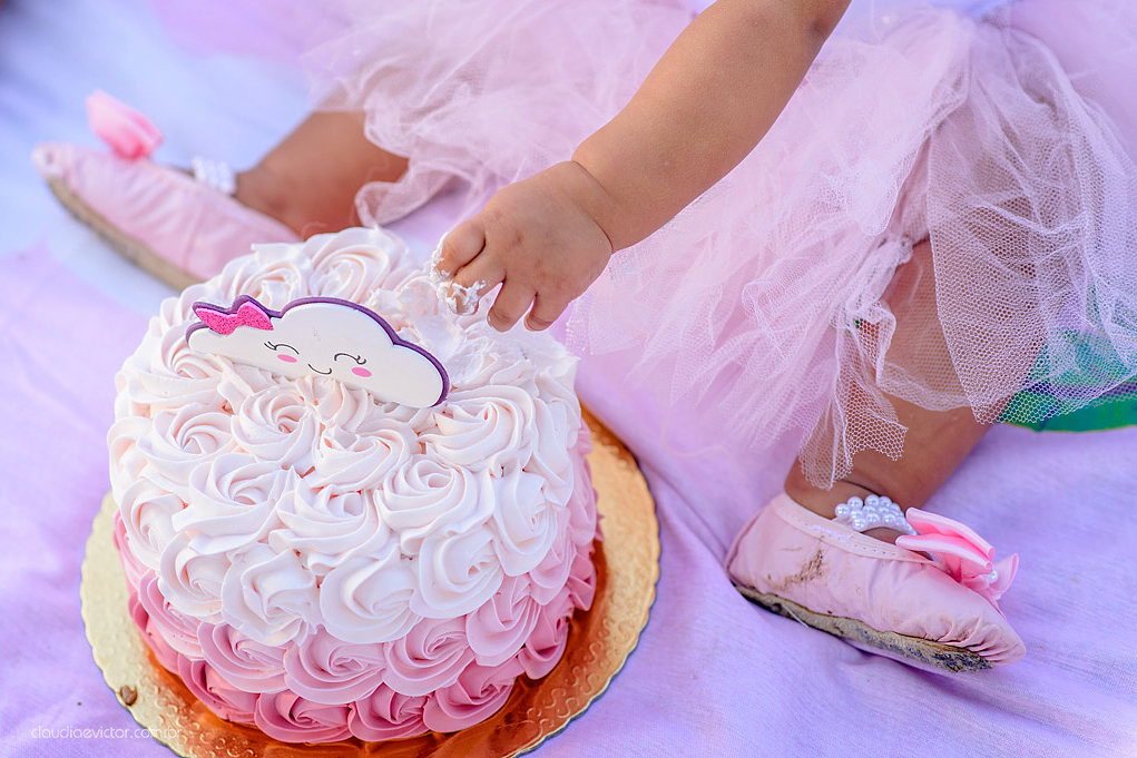 ensaio infantil smash the cake com irmãs gêmeas por do sol fotografado por fotógrafos de casamento de vila velha fotógrafos de casamento de vitória fotógrafos de casamento de serra espirito santo es na ilha do frade em vitória espirito santo
