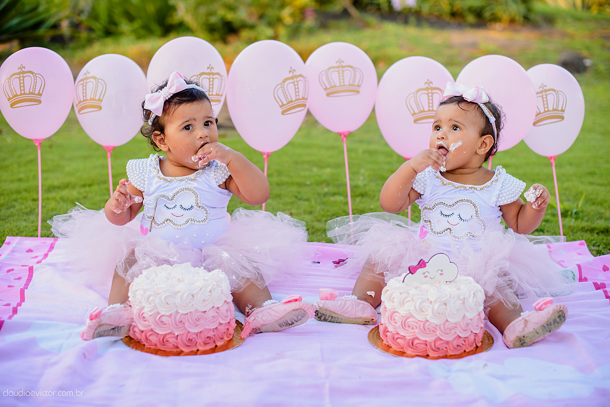 ensaio infantil smash the cake com irmãs gêmeas por do sol fotografado por fotógrafos de casamento de vila velha fotógrafos de casamento de vitória fotógrafos de casamento de serra espirito santo es na ilha do frade em vitória espirito santo