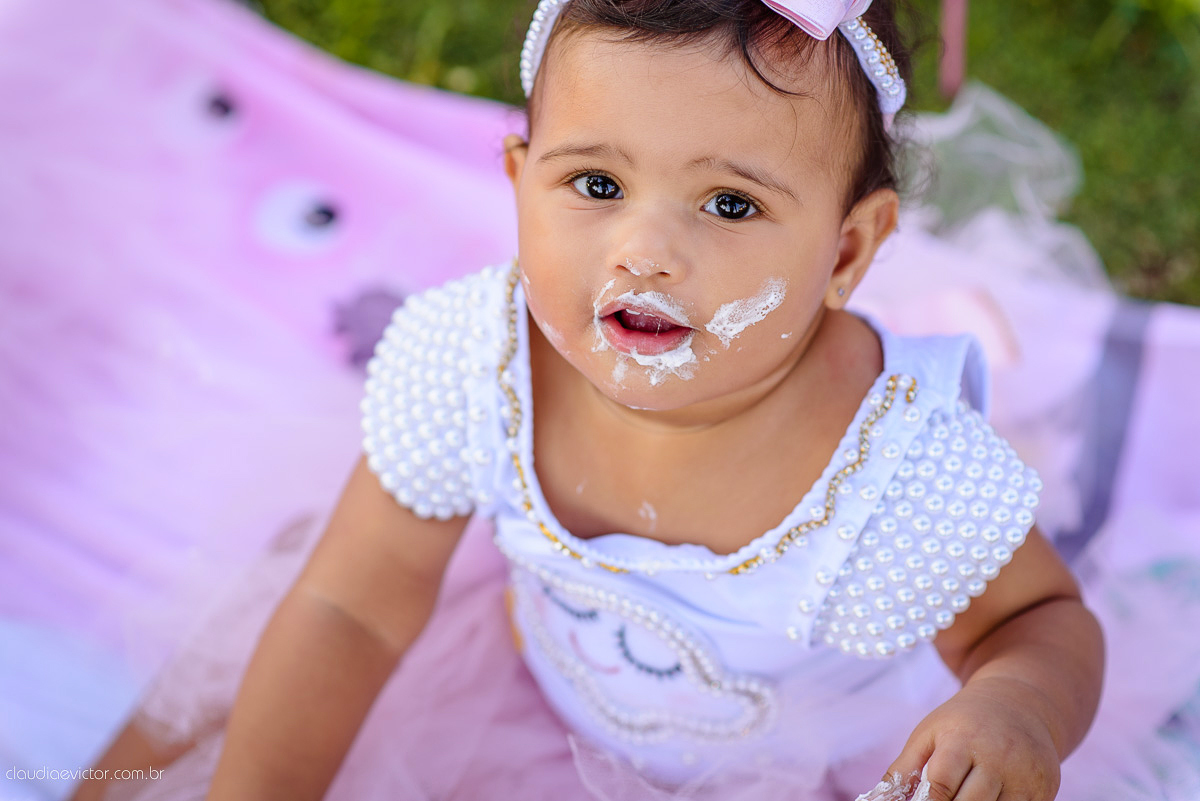 ensaio infantil smash the cake com irmãs gêmeas por do sol fotografado por fotógrafos de casamento de vila velha fotógrafos de casamento de vitória fotógrafos de casamento de serra espirito santo es na ilha do frade em vitória espirito santo