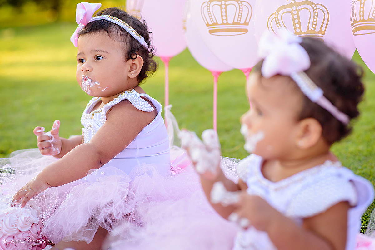 ensaio infantil smash the cake com irmãs gêmeas por do sol fotografado por fotógrafos de casamento de vila velha fotógrafos de casamento de vitória fotógrafos de casamento de serra espirito santo es na ilha do frade em vitória espirito santo
