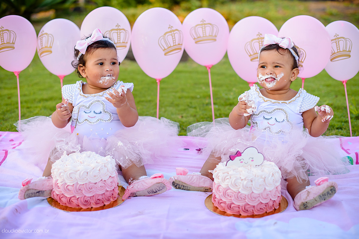 ensaio infantil smash the cake com irmãs gêmeas por do sol fotografado por fotógrafos de casamento de vila velha fotógrafos de casamento de vitória fotógrafos de casamento de serra espirito santo es na ilha do frade em vitória espirito santo