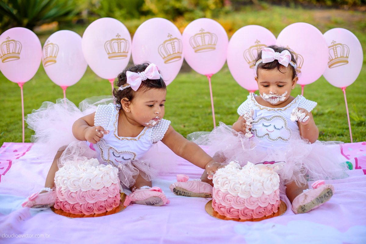 ensaio infantil smash the cake com irmãs gêmeas por do sol fotografado por fotógrafos de casamento de vila velha fotógrafos de casamento de vitória fotógrafos de casamento de serra espirito santo es na ilha do frade em vitória espirito santo