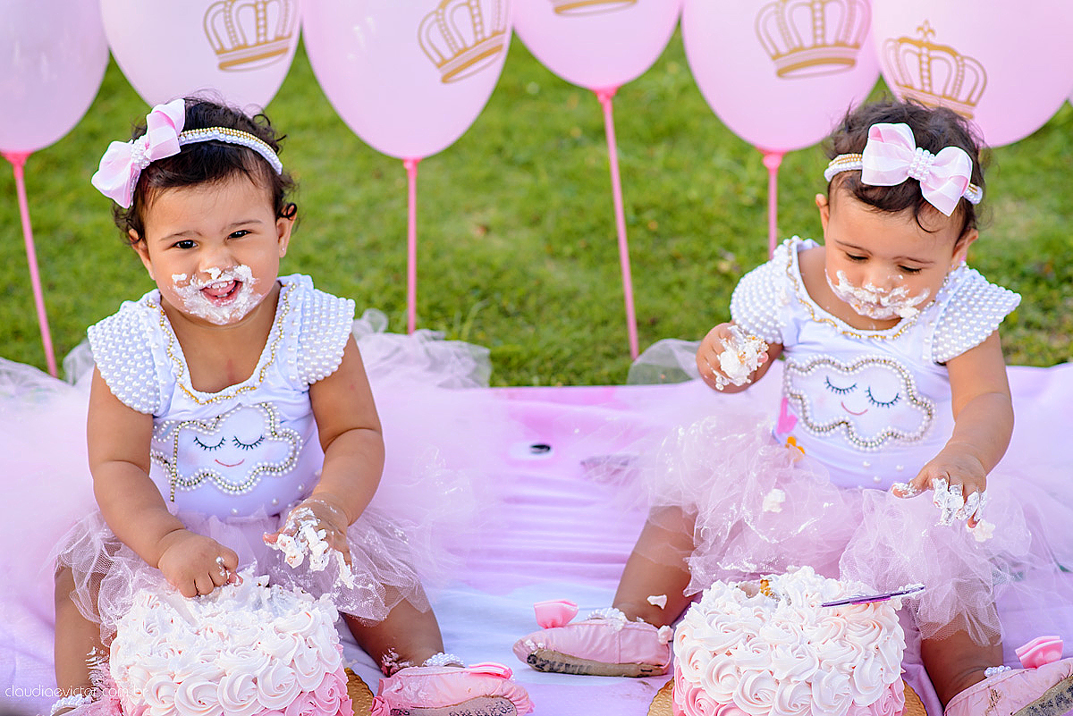 ensaio infantil smash the cake com irmãs gêmeas por do sol fotografado por fotógrafos de casamento de vila velha fotógrafos de casamento de vitória fotógrafos de casamento de serra espirito santo es na ilha do frade em vitória espirito santo