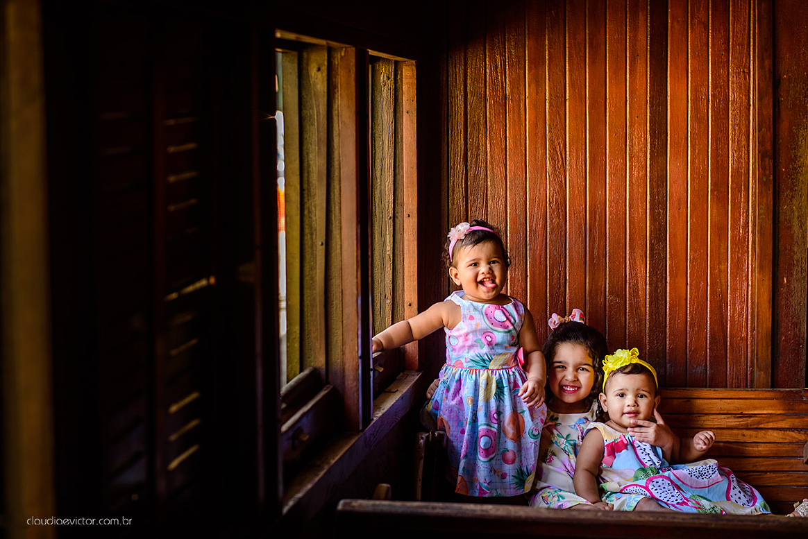 ensaio infantil smash the cake com irmãs gêmeas por do sol fotografado por fotógrafos de casamento de vila velha fotógrafos de casamento de vitória fotógrafos de casamento de serra espirito santo es na ilha do frade em vitória espirito santo