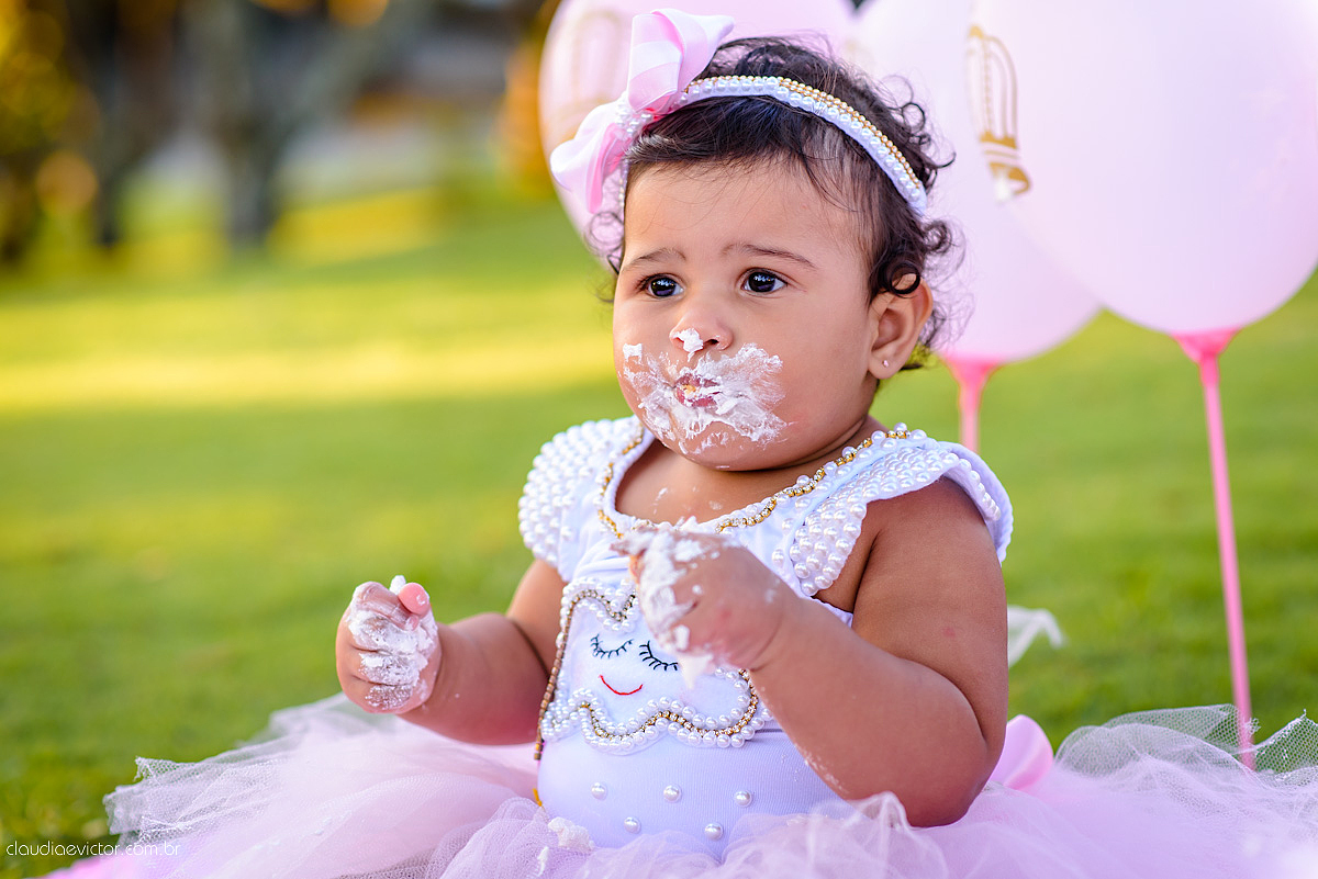 ensaio infantil smash the cake com irmãs gêmeas por do sol fotografado por fotógrafos de casamento de vila velha fotógrafos de casamento de vitória fotógrafos de casamento de serra espirito santo es na ilha do frade em vitória espirito santo