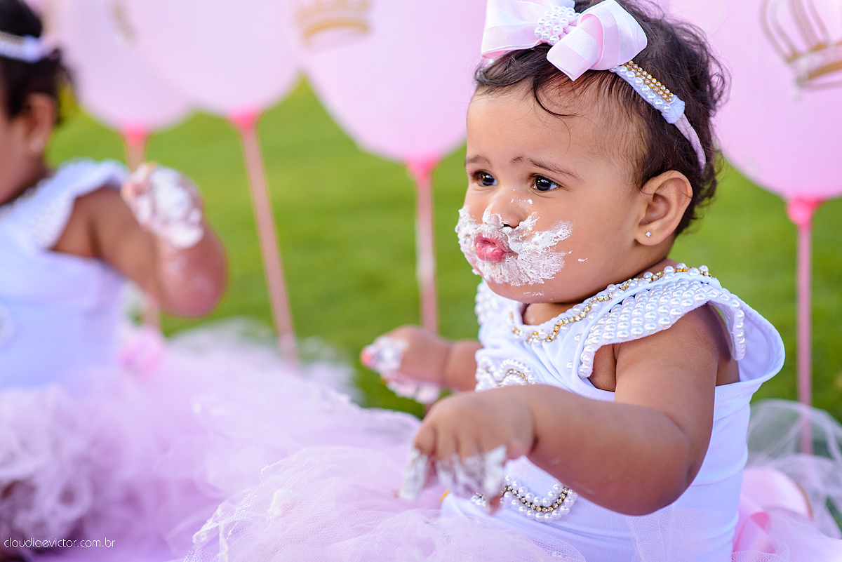 ensaio infantil smash the cake com irmãs gêmeas por do sol fotografado por fotógrafos de casamento de vila velha fotógrafos de casamento de vitória fotógrafos de casamento de serra espirito santo es na ilha do frade em vitória espirito santo
