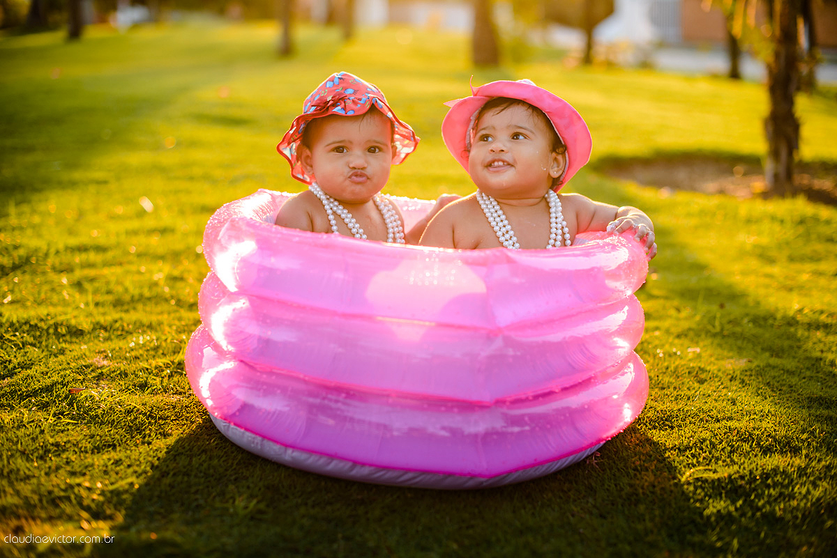 ensaio infantil smash the cake com irmãs gêmeas por do sol fotografado por fotógrafos de casamento de vila velha fotógrafos de casamento de vitória fotógrafos de casamento de serra espirito santo es na ilha do frade em vitória espirito santo