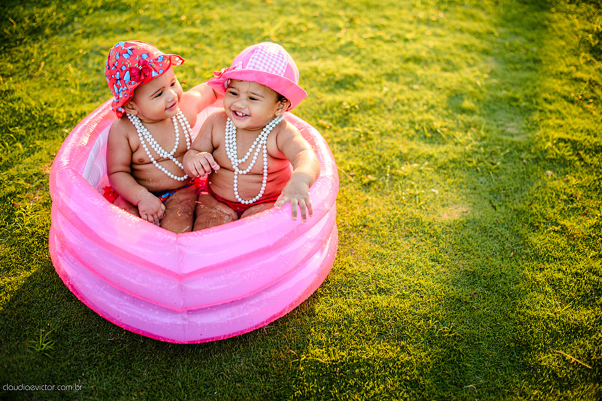 ensaio infantil smash the cake com irmãs gêmeas por do sol fotografado por fotógrafos de casamento de vila velha fotógrafos de casamento de vitória fotógrafos de casamento de serra espirito santo es na ilha do frade em vitória espirito santo
