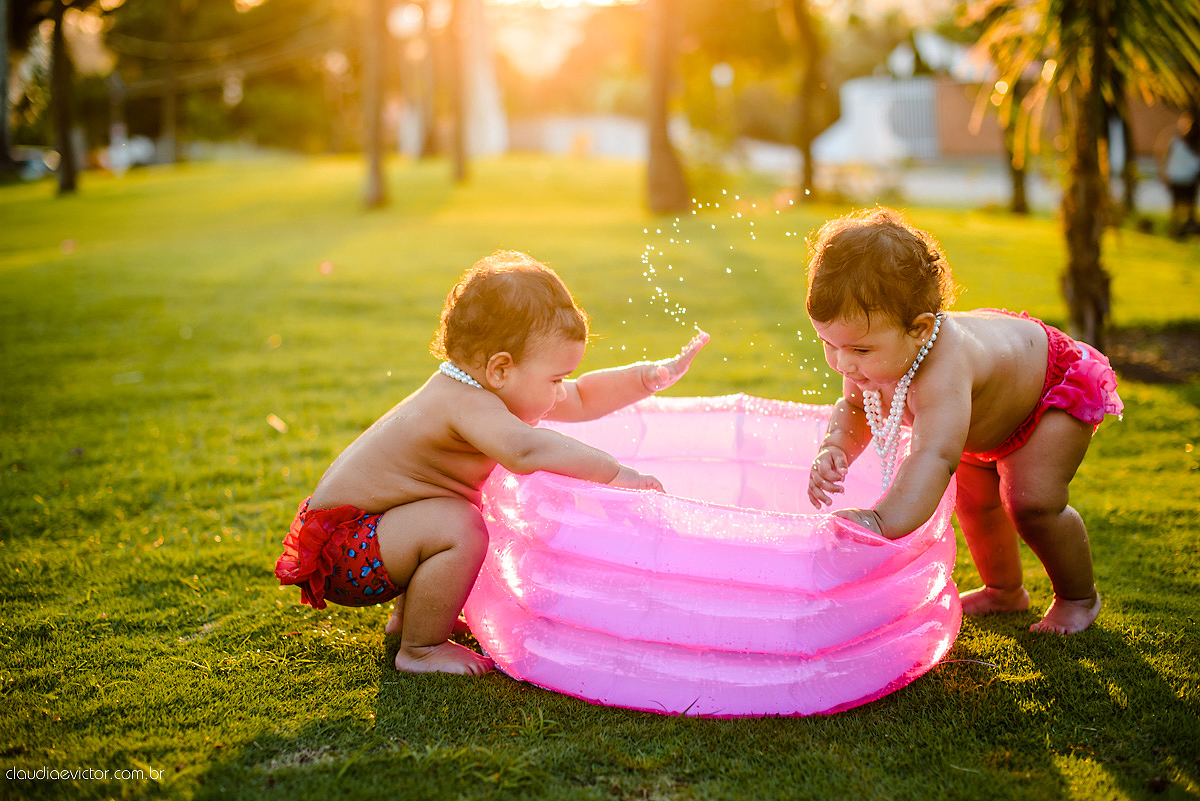 ensaio infantil smash the cake com irmãs gêmeas por do sol fotografado por fotógrafos de casamento de vila velha fotógrafos de casamento de vitória fotógrafos de casamento de serra espirito santo es na ilha do frade em vitória espirito santo