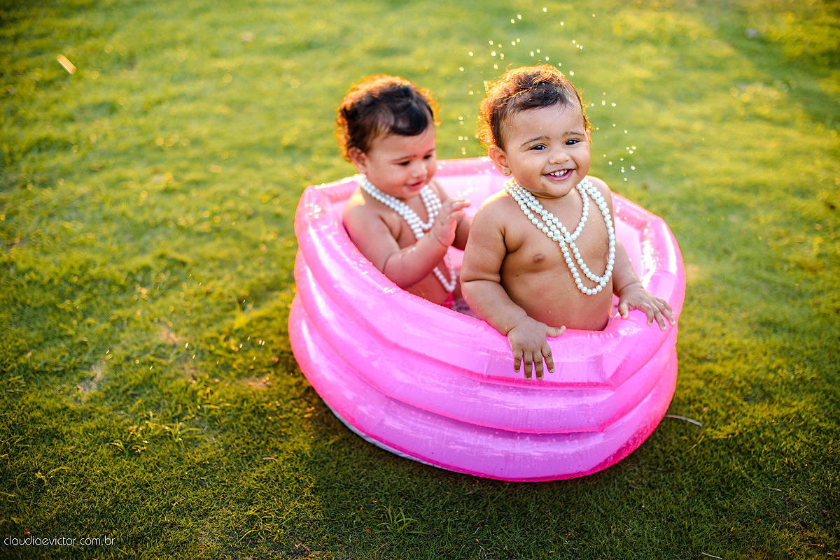 ensaio infantil smash the cake com irmãs gêmeas por do sol fotografado por fotógrafos de casamento de vila velha fotógrafos de casamento de vitória fotógrafos de casamento de serra espirito santo es na ilha do frade em vitória espirito santo