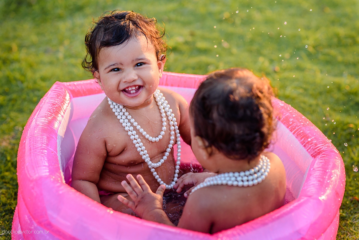 ensaio infantil smash the cake com irmãs gêmeas por do sol fotografado por fotógrafos de casamento de vila velha fotógrafos de casamento de vitória fotógrafos de casamento de serra espirito santo es na ilha do frade em vitória espirito santo