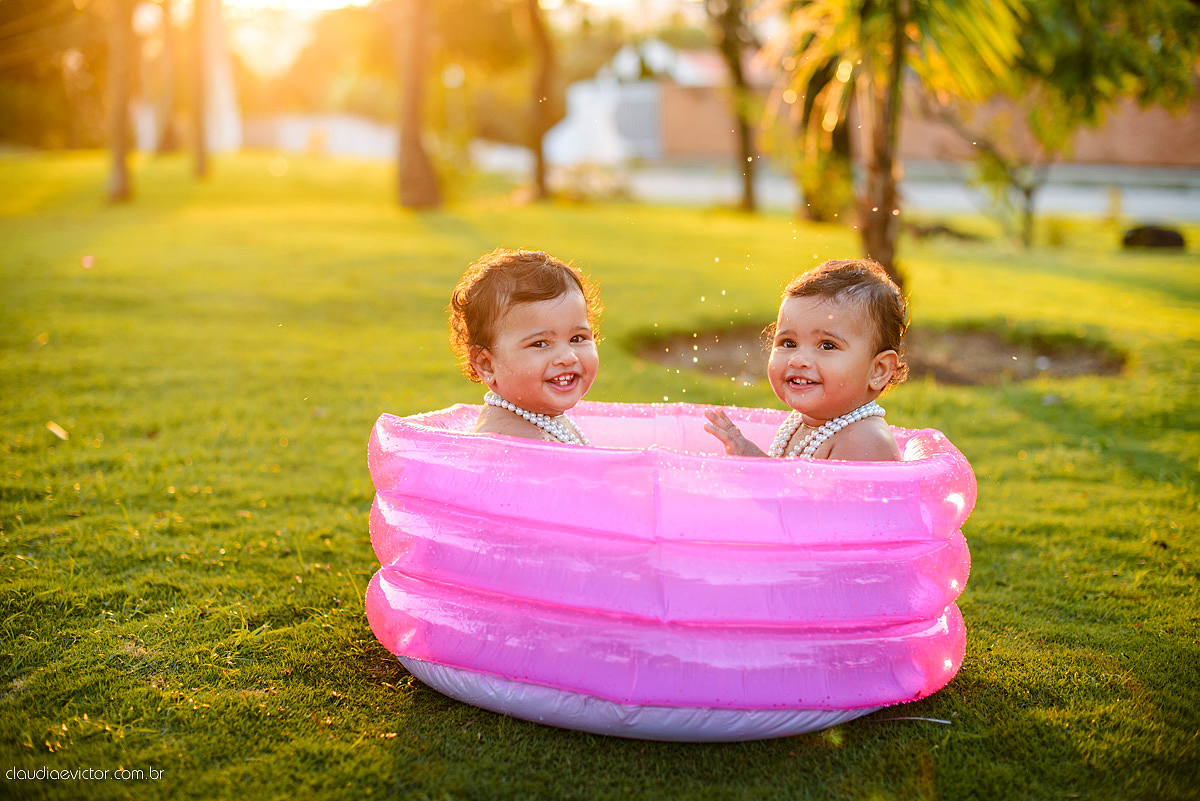 ensaio infantil smash the cake com irmãs gêmeas por do sol fotografado por fotógrafos de casamento de vila velha fotógrafos de casamento de vitória fotógrafos de casamento de serra espirito santo es na ilha do frade em vitória espirito santo