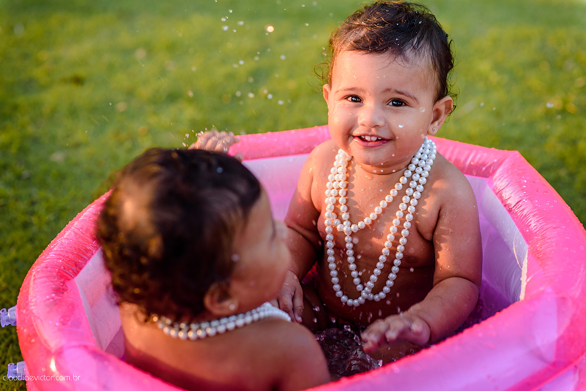 ensaio infantil smash the cake com irmãs gêmeas por do sol fotografado por fotógrafos de casamento de vila velha fotógrafos de casamento de vitória fotógrafos de casamento de serra espirito santo es na ilha do frade em vitória espirito santo