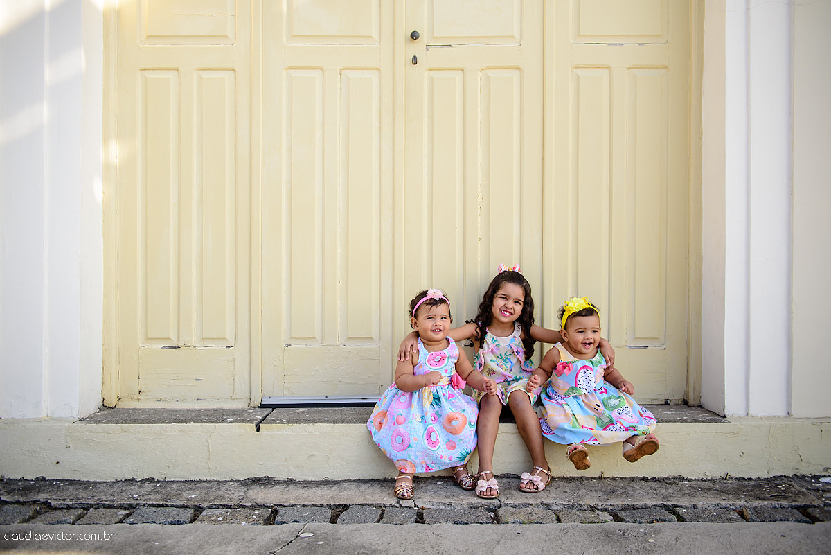 ensaio infantil smash the cake com irmãs gêmeas por do sol fotografado por fotógrafos de casamento de vila velha fotógrafos de casamento de vitória fotógrafos de casamento de serra espirito santo es na ilha do frade em vitória espirito santo
