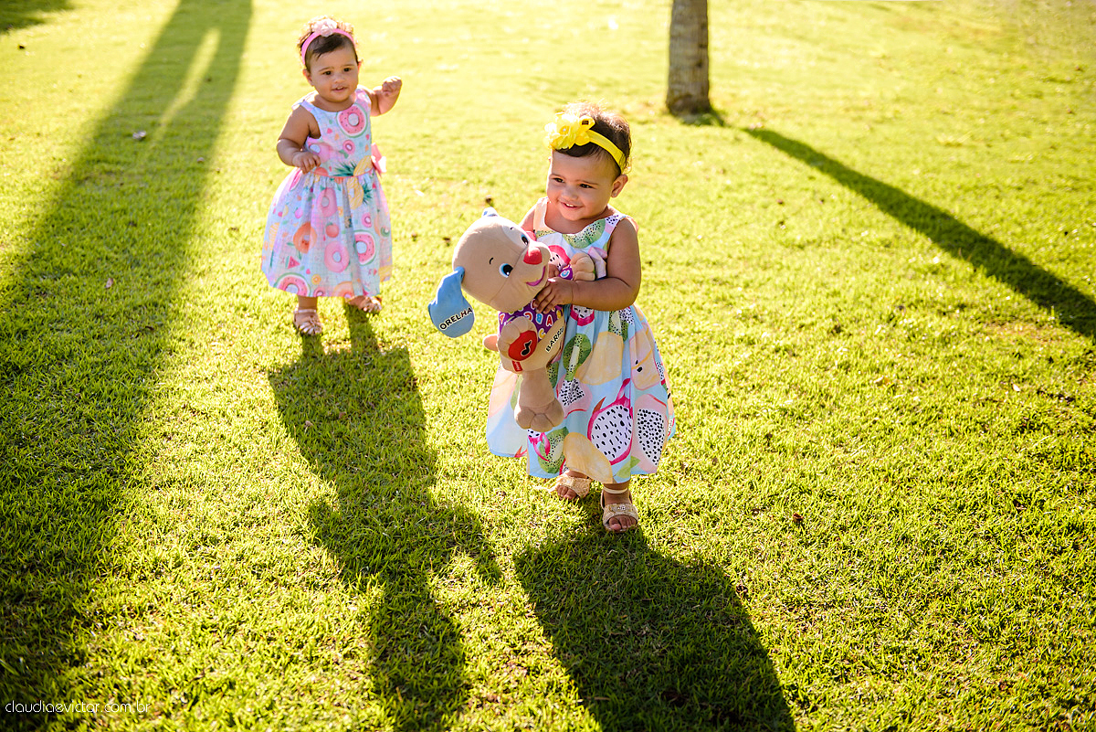 ensaio infantil smash the cake com irmãs gêmeas por do sol fotografado por fotógrafos de casamento de vila velha fotógrafos de casamento de vitória fotógrafos de casamento de serra espirito santo es na ilha do frade em vitória espirito santo