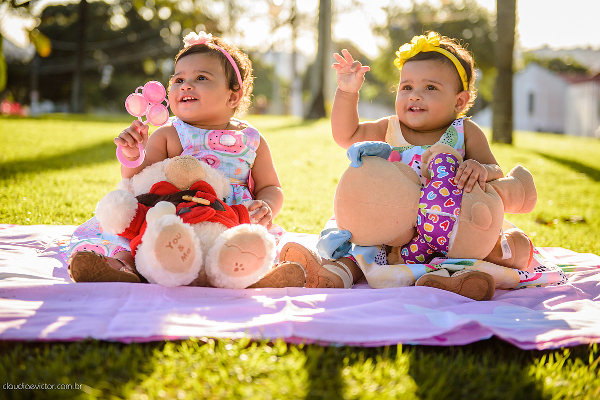 ensaio infantil smash the cake com irmãs gêmeas por do sol fotografado por fotógrafos de casamento de vila velha fotógrafos de casamento de vitória fotógrafos de casamento de serra espirito santo es na ilha do frade em vitória espirito santo
