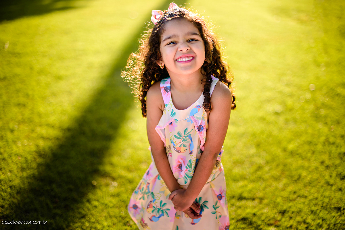 ensaio infantil smash the cake com irmãs gêmeas por do sol fotografado por fotógrafos de casamento de vila velha fotógrafos de casamento de vitória fotógrafos de casamento de serra espirito santo es na ilha do frade em vitória espirito santo