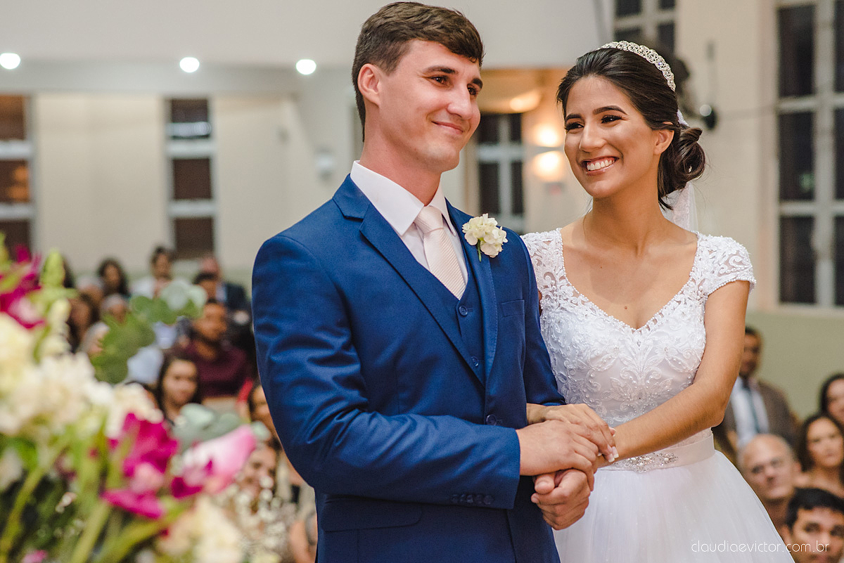 Lindo casamento realizado na igreja adventista por fotógrafos de casamento de vila velha fotógrafos de casamento de vitória fotógrafos de casamento de serra espirito santo es com noivo noiva buquê vestido e ensaio externo em pedra azul