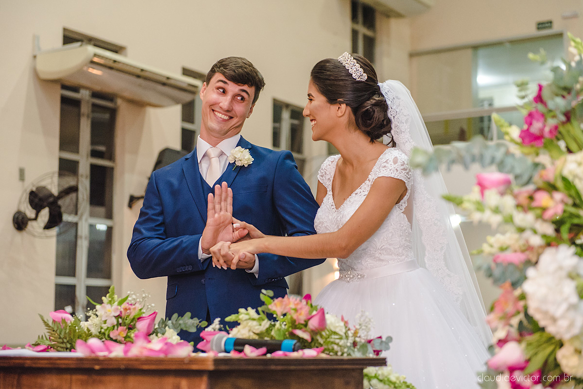 Lindo casamento realizado na igreja adventista por fotógrafos de casamento de vila velha fotógrafos de casamento de vitória fotógrafos de casamento de serra espirito santo es com noivo noiva buquê vestido e ensaio externo em pedra azul