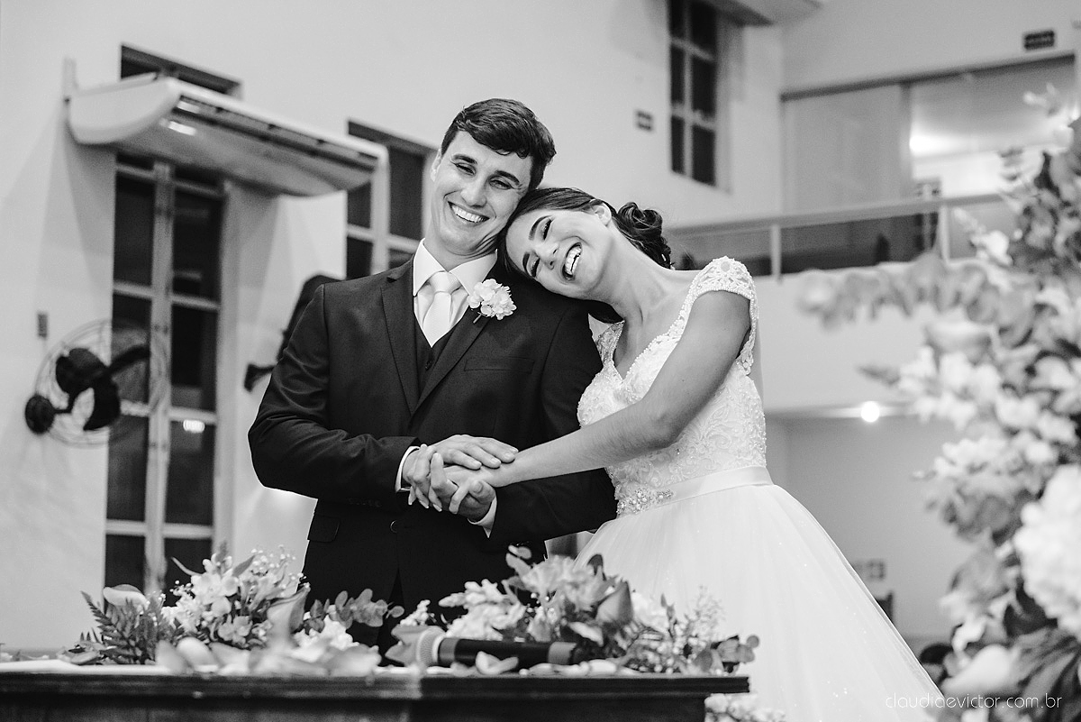 Lindo casamento realizado na igreja adventista por fotógrafos de casamento de vila velha fotógrafos de casamento de vitória fotógrafos de casamento de serra espirito santo es com noivo noiva buquê vestido e ensaio externo em pedra azul