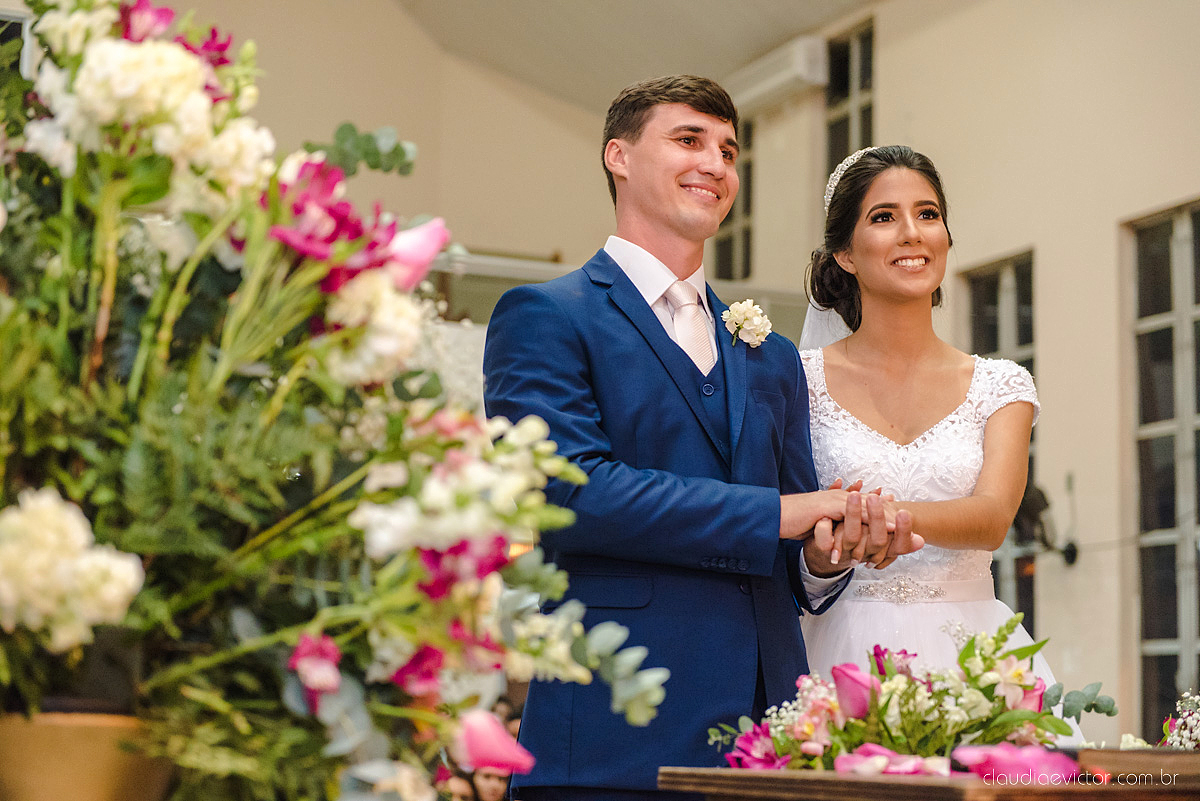 Lindo casamento realizado na igreja adventista por fotógrafos de casamento de vila velha fotógrafos de casamento de vitória fotógrafos de casamento de serra espirito santo es com noivo noiva buquê vestido e ensaio externo em pedra azul
