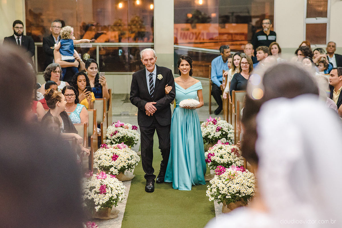 Lindo casamento realizado na igreja adventista por fotógrafos de casamento de vila velha fotógrafos de casamento de vitória fotógrafos de casamento de serra espirito santo es com noivo noiva buquê vestido e ensaio externo em pedra azul