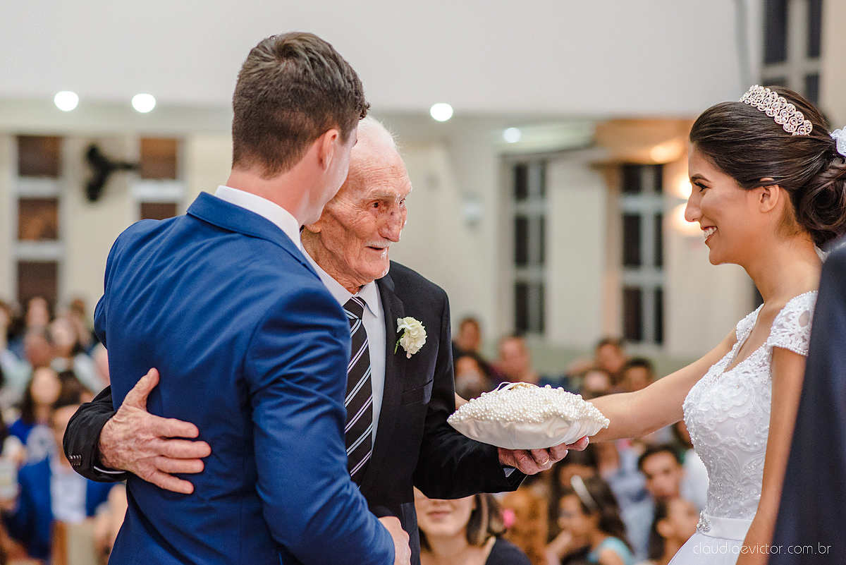 Lindo casamento realizado na igreja adventista por fotógrafos de casamento de vila velha fotógrafos de casamento de vitória fotógrafos de casamento de serra espirito santo es com noivo noiva buquê vestido e ensaio externo em pedra azul