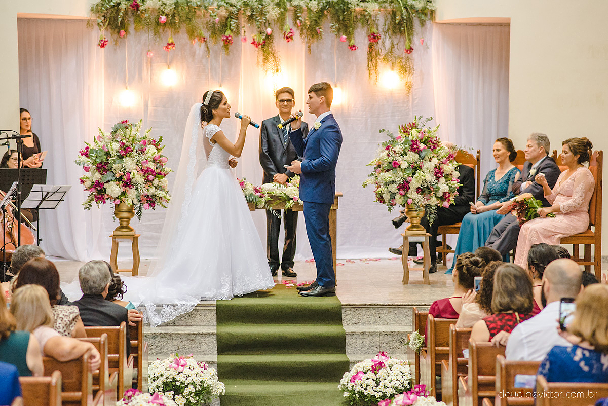 Lindo casamento realizado na igreja adventista por fotógrafos de casamento de vila velha fotógrafos de casamento de vitória fotógrafos de casamento de serra espirito santo es com noivo noiva buquê vestido e ensaio externo em pedra azul