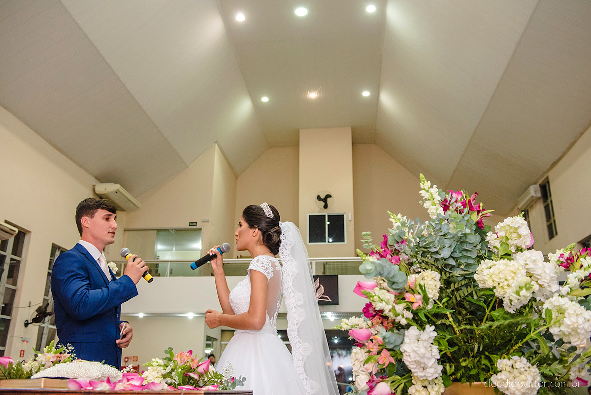Lindo casamento realizado na igreja adventista por fotógrafos de casamento de vila velha fotógrafos de casamento de vitória fotógrafos de casamento de serra espirito santo es com noivo noiva buquê vestido e ensaio externo em pedra azul