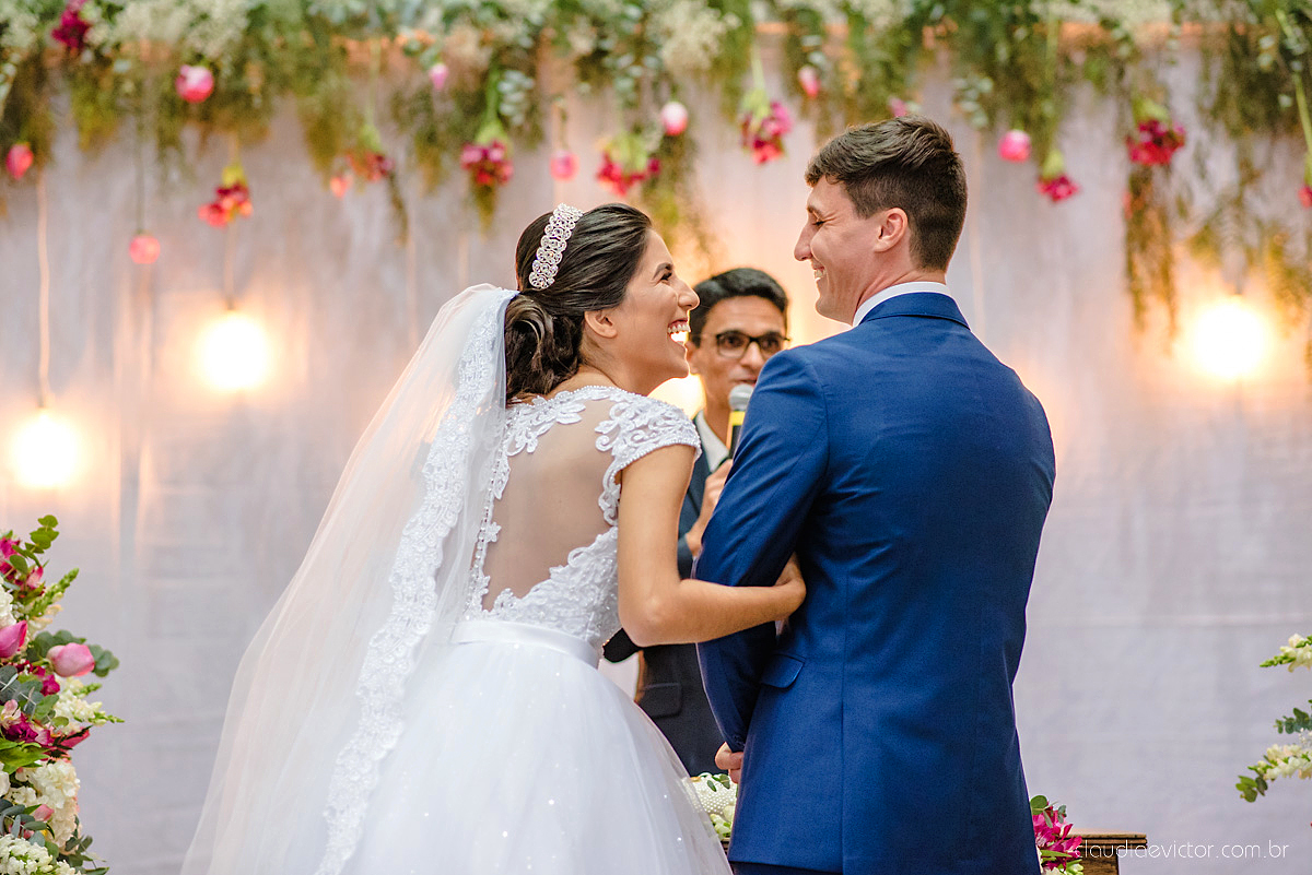 Lindo casamento realizado na igreja adventista por fotógrafos de casamento de vila velha fotógrafos de casamento de vitória fotógrafos de casamento de serra espirito santo es com noivo noiva buquê vestido e ensaio externo em pedra azul