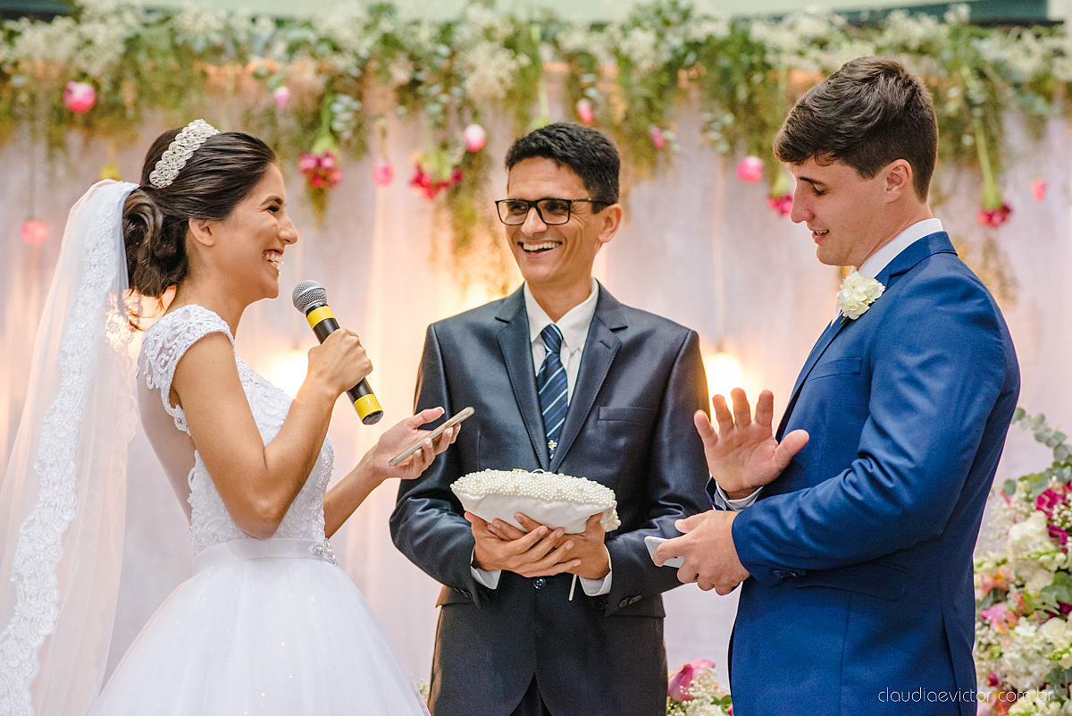 Lindo casamento realizado na igreja adventista por fotógrafos de casamento de vila velha fotógrafos de casamento de vitória fotógrafos de casamento de serra espirito santo es com noivo noiva buquê vestido e ensaio externo em pedra azul