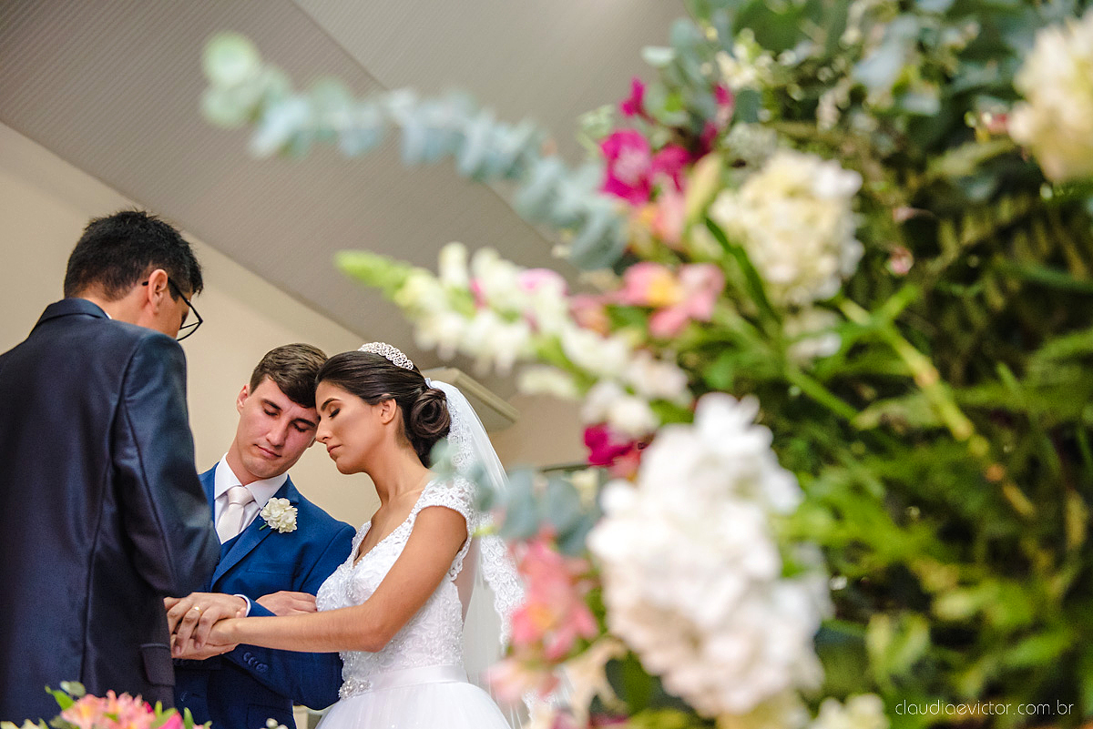 Lindo casamento realizado na igreja adventista por fotógrafos de casamento de vila velha fotógrafos de casamento de vitória fotógrafos de casamento de serra espirito santo es com noivo noiva buquê vestido e ensaio externo em pedra azul