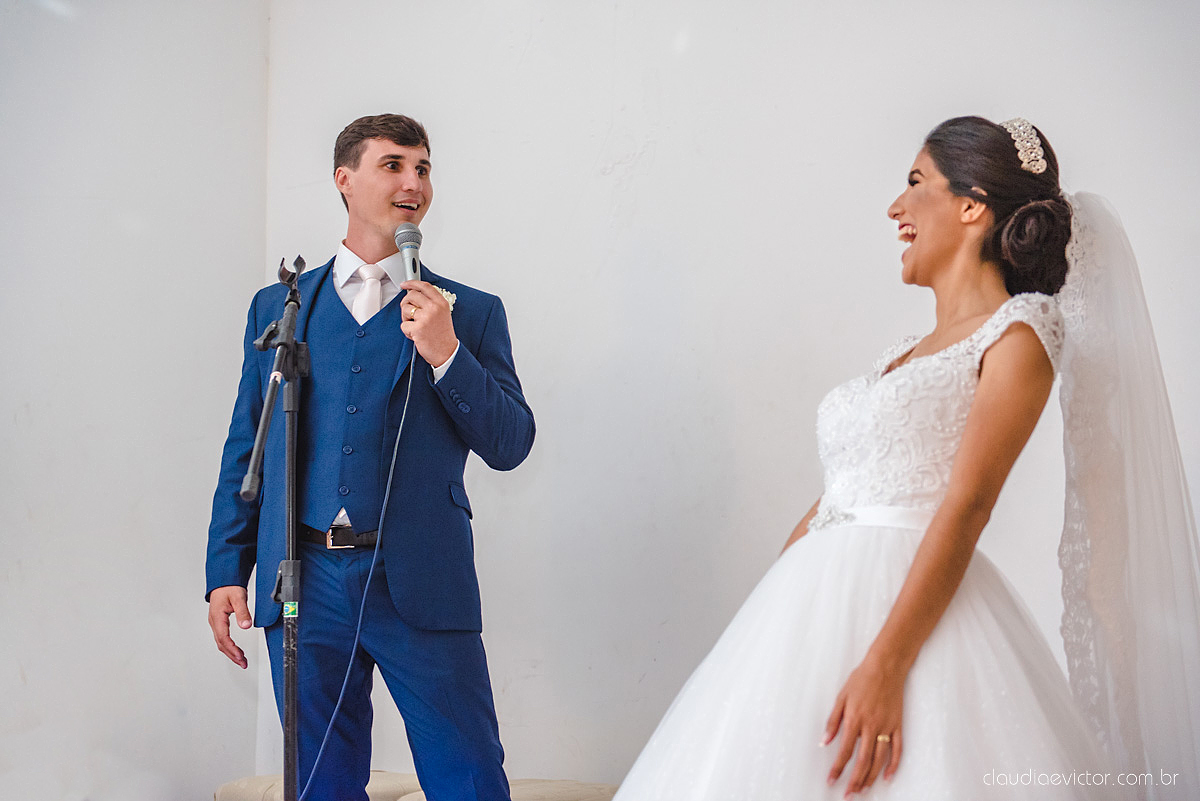 Lindo casamento realizado na igreja adventista por fotógrafos de casamento de vila velha fotógrafos de casamento de vitória fotógrafos de casamento de serra espirito santo es com noivo noiva buquê vestido e ensaio externo em pedra azul