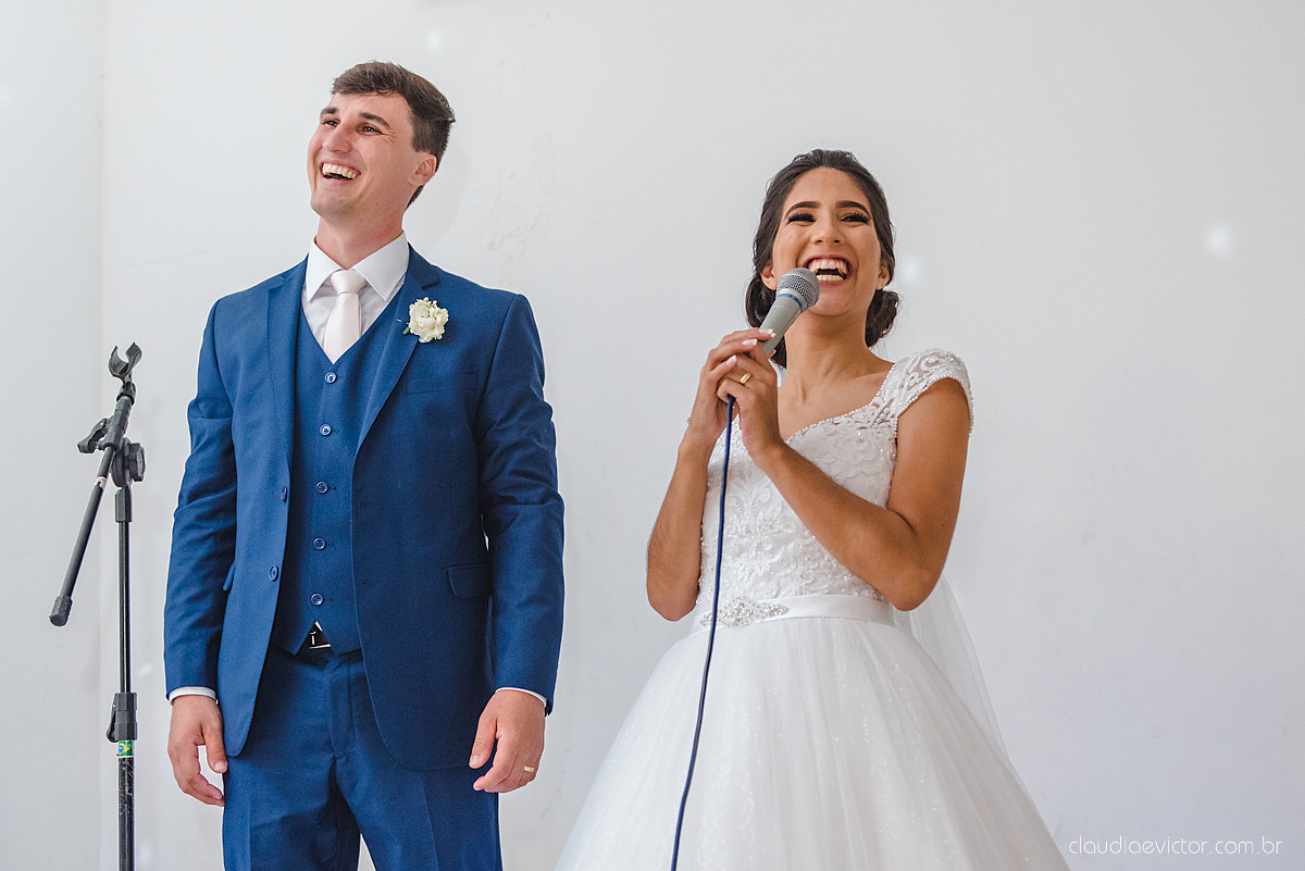 Lindo casamento realizado na igreja adventista por fotógrafos de casamento de vila velha fotógrafos de casamento de vitória fotógrafos de casamento de serra espirito santo es com noivo noiva buquê vestido e ensaio externo em pedra azul