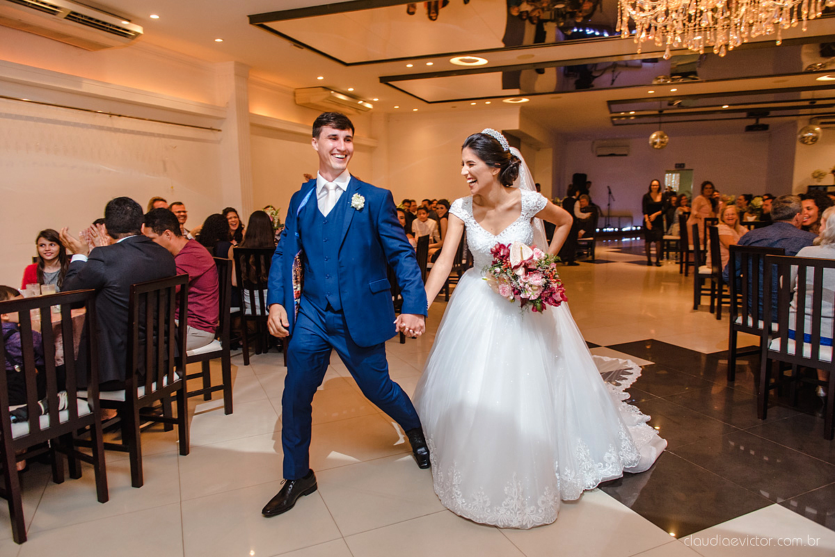 Lindo casamento realizado na igreja adventista por fotógrafos de casamento de vila velha fotógrafos de casamento de vitória fotógrafos de casamento de serra espirito santo es com noivo noiva buquê vestido e ensaio externo em pedra azul