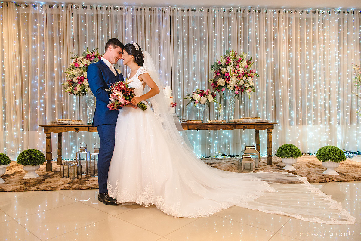 Lindo casamento realizado na igreja adventista por fotógrafos de casamento de vila velha fotógrafos de casamento de vitória fotógrafos de casamento de serra espirito santo es com noivo noiva buquê vestido e ensaio externo em pedra azul