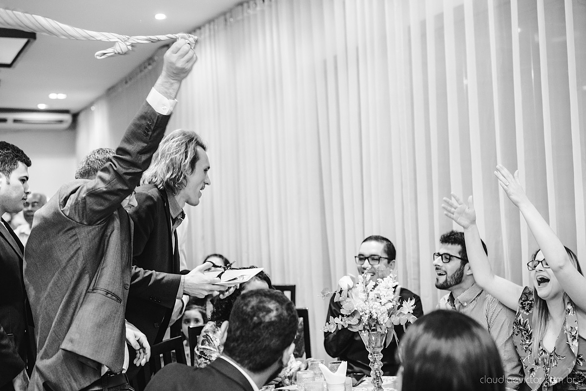 Lindo casamento realizado na igreja adventista por fotógrafos de casamento de vila velha fotógrafos de casamento de vitória fotógrafos de casamento de serra espirito santo es com noivo noiva buquê vestido e ensaio externo em pedra azul