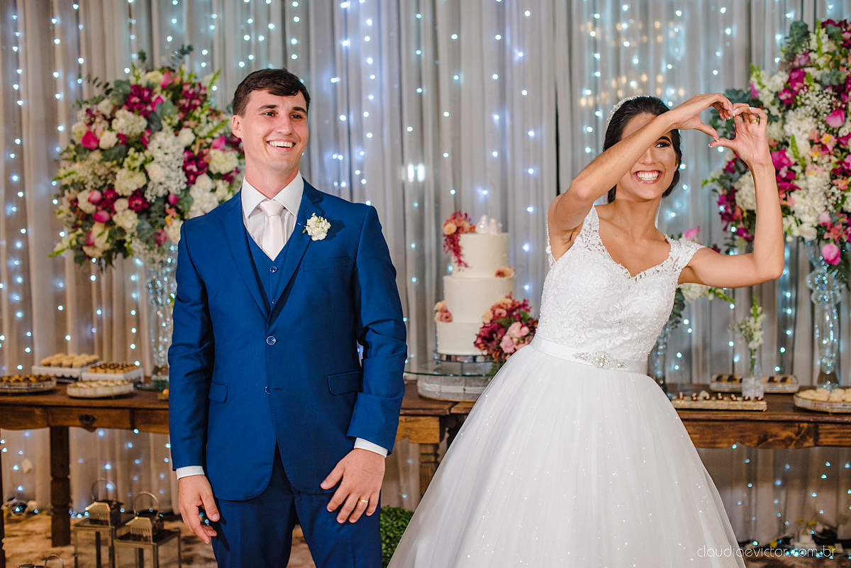 Lindo casamento realizado na igreja adventista por fotógrafos de casamento de vila velha fotógrafos de casamento de vitória fotógrafos de casamento de serra espirito santo es com noivo noiva buquê vestido e ensaio externo em pedra azul