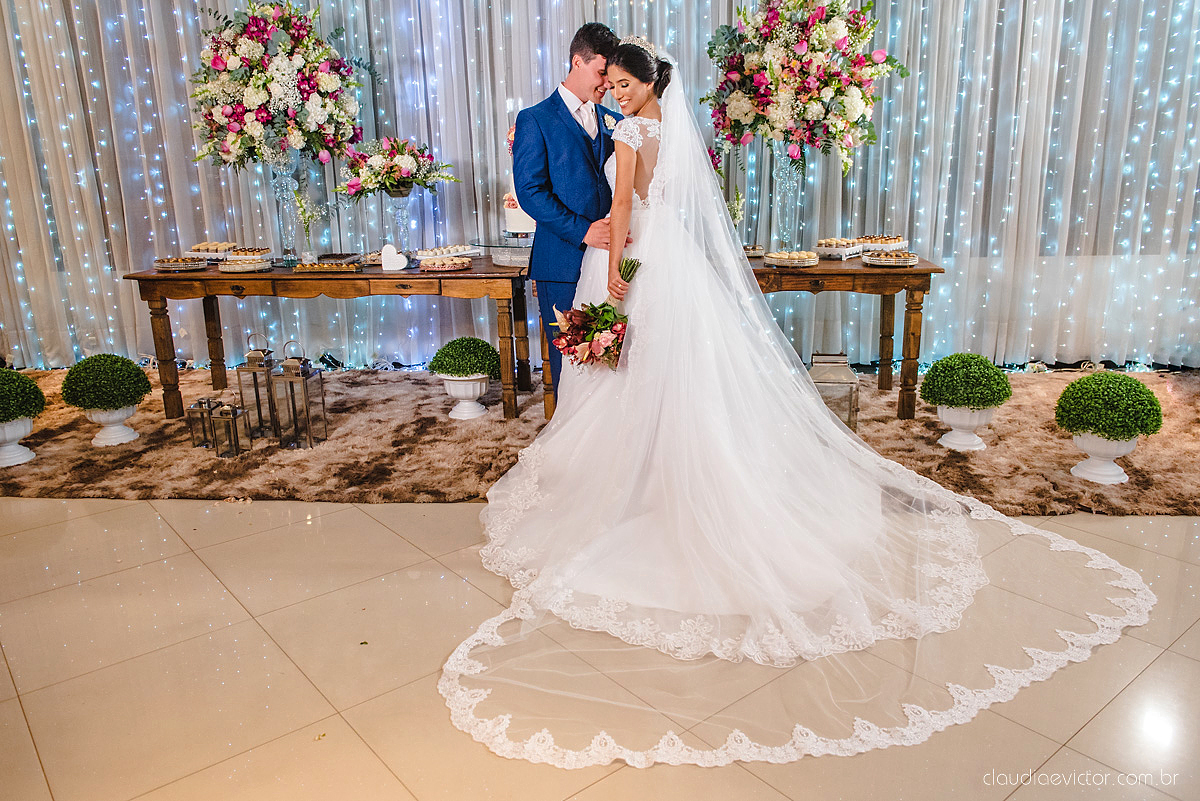 Lindo casamento realizado na igreja adventista por fotógrafos de casamento de vila velha fotógrafos de casamento de vitória fotógrafos de casamento de serra espirito santo es com noivo noiva buquê vestido e ensaio externo em pedra azul