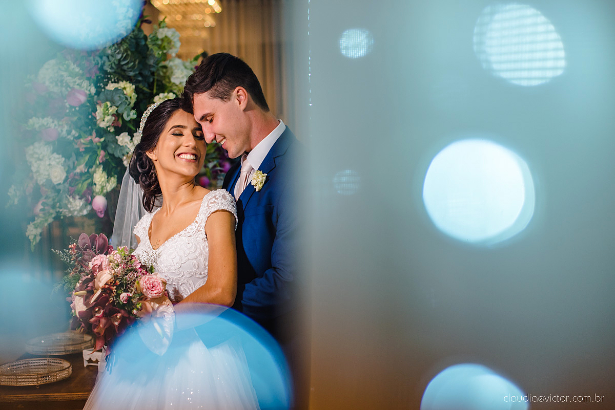 Lindo casamento realizado na igreja adventista por fotógrafos de casamento de vila velha fotógrafos de casamento de vitória fotógrafos de casamento de serra espirito santo es com noivo noiva buquê vestido e ensaio externo em pedra azul
