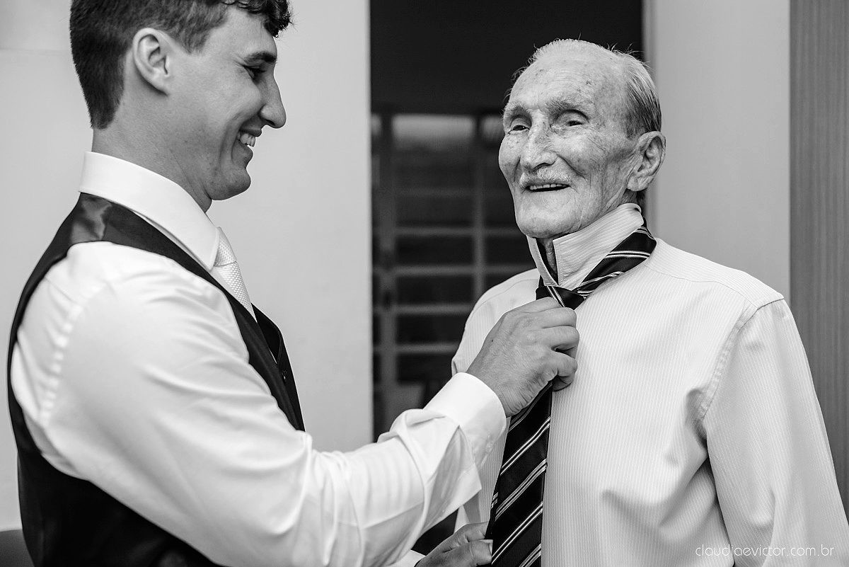 Lindo casamento realizado na igreja adventista por fotógrafos de casamento de vila velha fotógrafos de casamento de vitória fotógrafos de casamento de serra espirito santo es com noivo noiva buquê vestido e ensaio externo em pedra azul