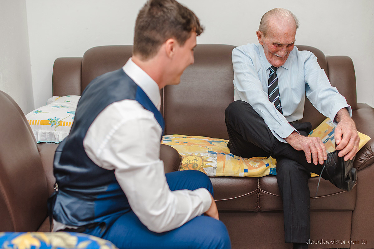 Lindo casamento realizado na igreja adventista por fotógrafos de casamento de vila velha fotógrafos de casamento de vitória fotógrafos de casamento de serra espirito santo es com noivo noiva buquê vestido e ensaio externo em pedra azul