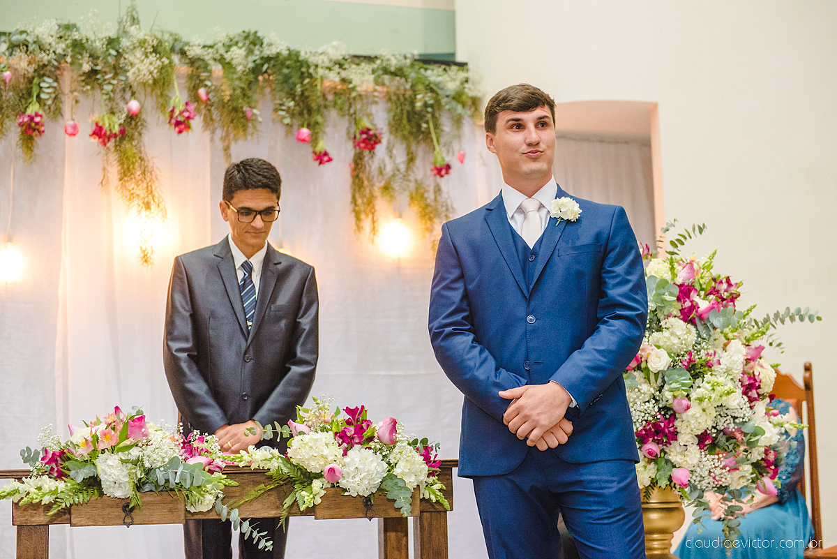 Lindo casamento realizado na igreja adventista por fotógrafos de casamento de vila velha fotógrafos de casamento de vitória fotógrafos de casamento de serra espirito santo es com noivo noiva buquê vestido e ensaio externo em pedra azul