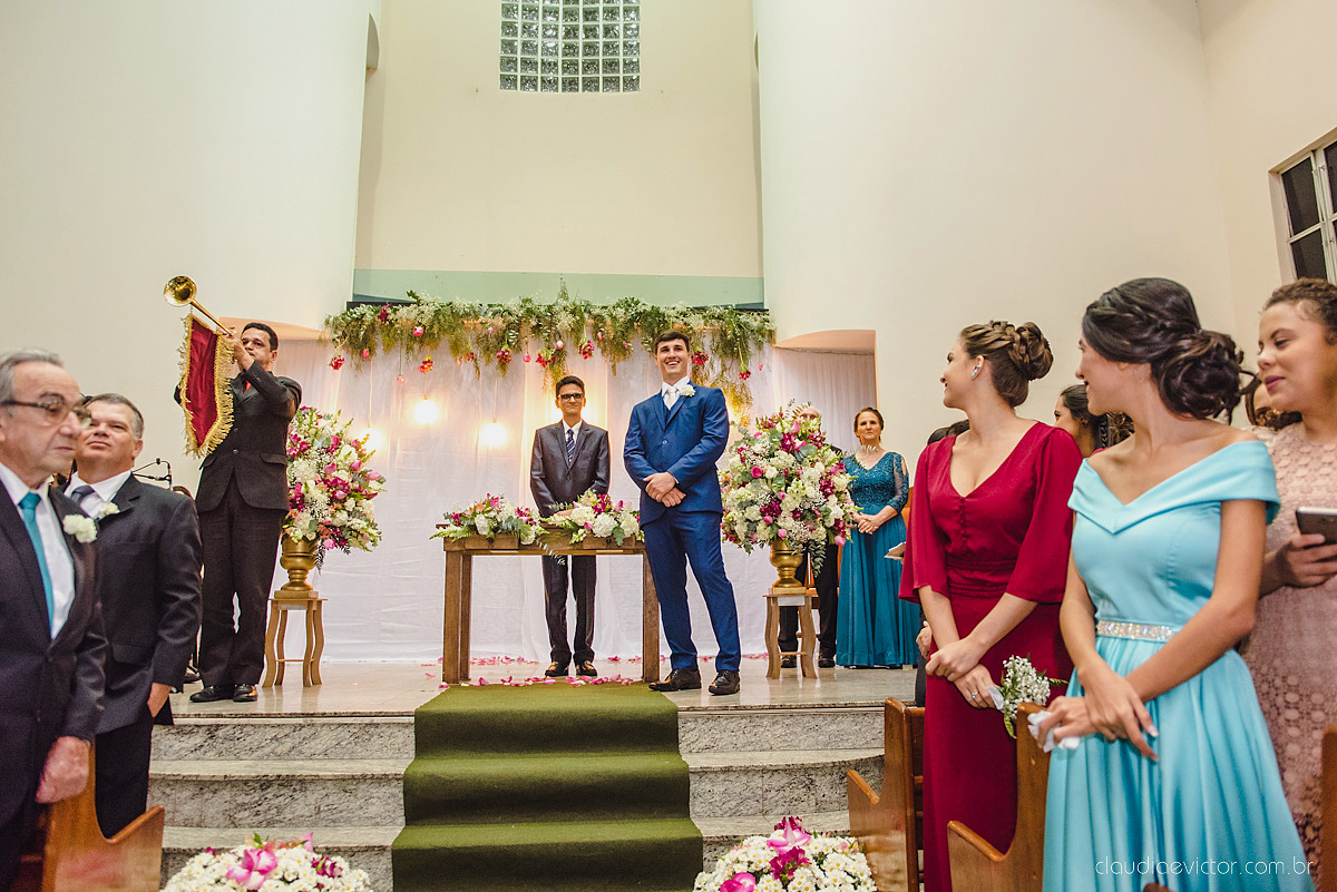 Lindo casamento realizado na igreja adventista por fotógrafos de casamento de vila velha fotógrafos de casamento de vitória fotógrafos de casamento de serra espirito santo es com noivo noiva buquê vestido e ensaio externo em pedra azul