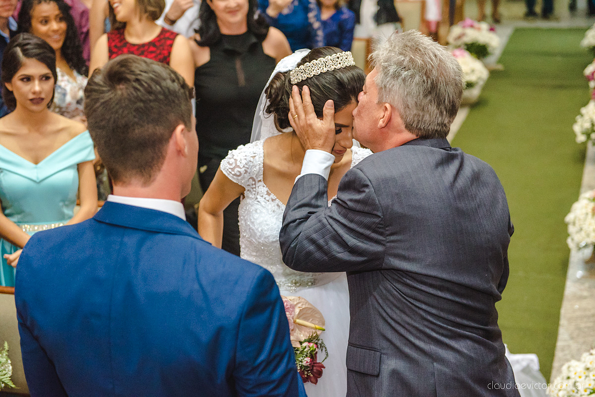 Lindo casamento realizado na igreja adventista por fotógrafos de casamento de vila velha fotógrafos de casamento de vitória fotógrafos de casamento de serra espirito santo es com noivo noiva buquê vestido e ensaio externo em pedra azul